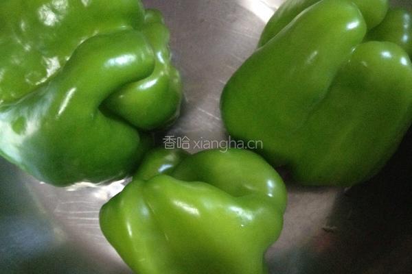 青椒炒肉的做法图解1