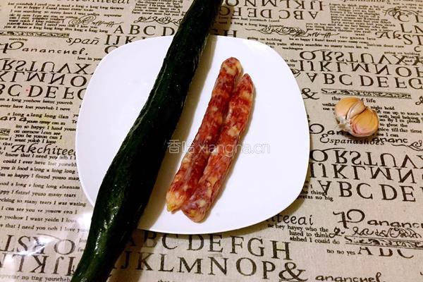 腊肠炒黄瓜的做法图解1