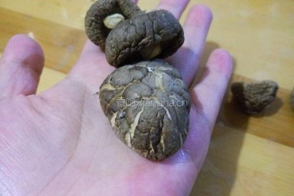 香菇猪肉酱的做法图解1