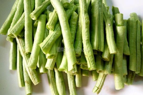 豇豆炒鸡丝的做法图解2