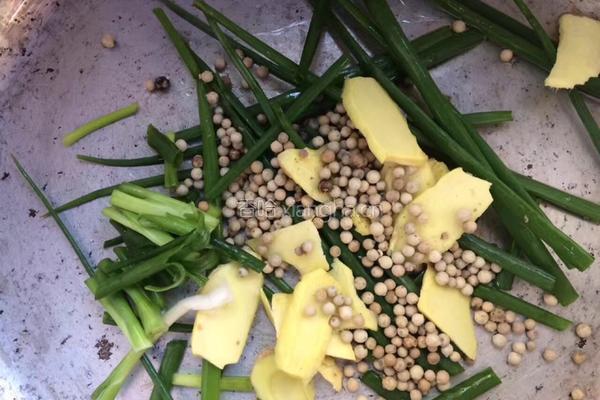 大肠炒豆芽的做法图解1