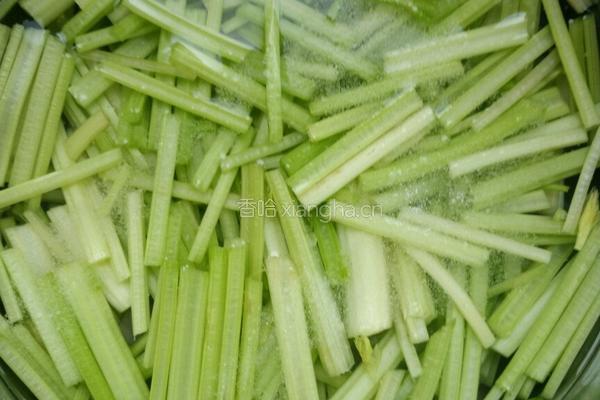 凉拌香芹豆腐干的做法图解3
