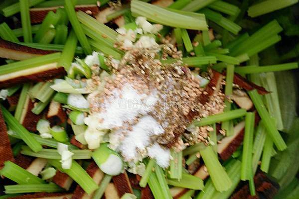 凉拌香芹豆腐干的做法图解8
