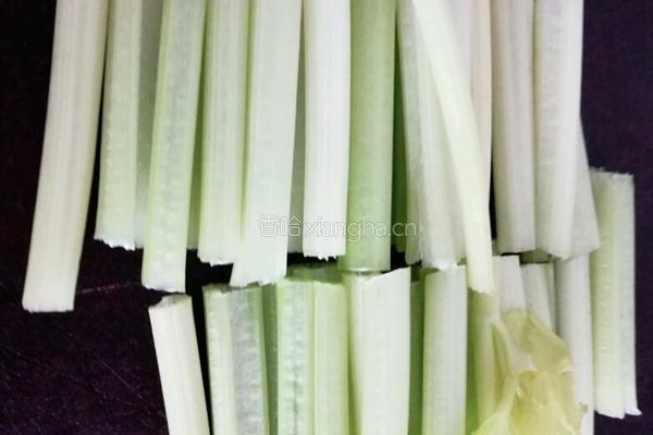 冰镇芹菜杆的做法图解2