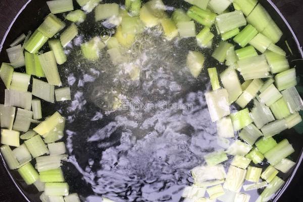 西芹榨菜肉沫的做法图解1