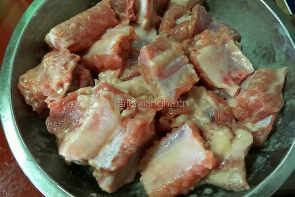 菠萝排骨的做法图解1