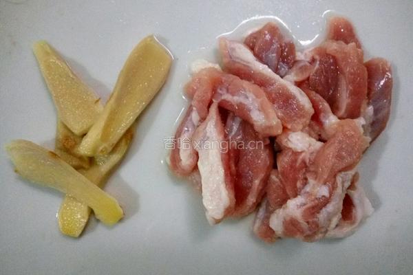 金针菇青菜瘦肉汤的做法图解1
