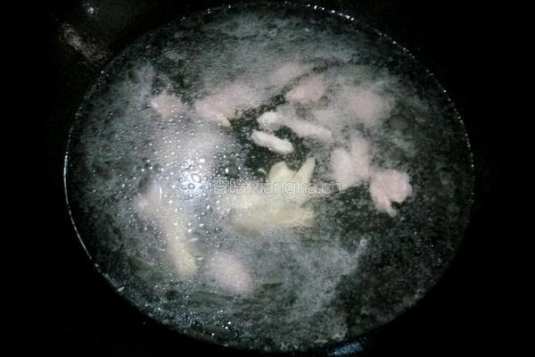 金针菇青菜瘦肉汤的做法图解5