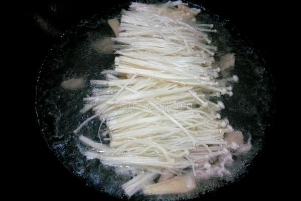 金针菇青菜瘦肉汤的做法图解6
