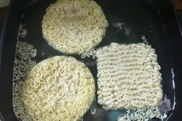 炒泡面的做法图解2