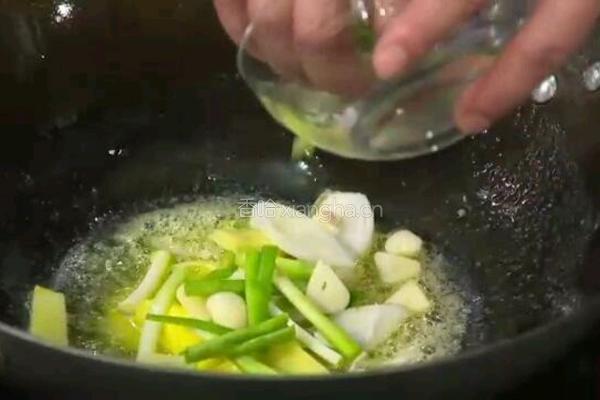 番茄酸汤鱼的做法图解2