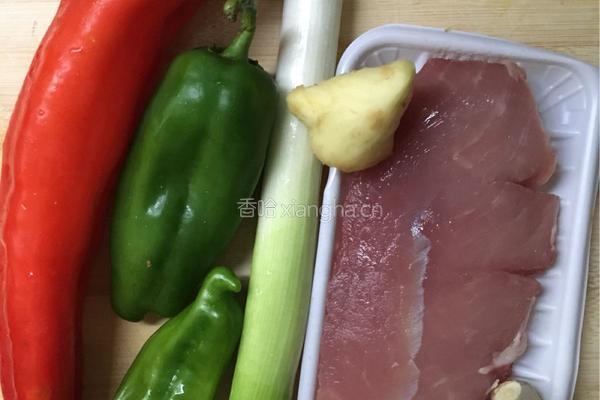 辣椒炒肉的做法图解1