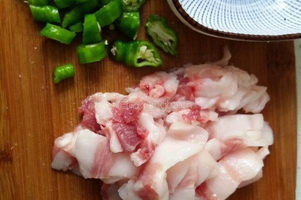 嫩黄豆炒肉的做法图解1