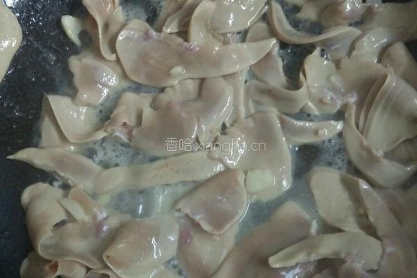 猪腰炒韭菜花的做法图解3