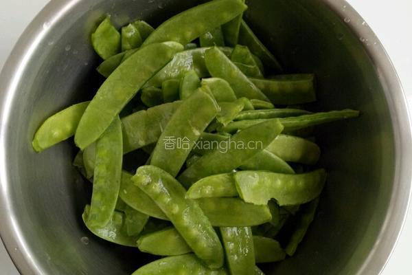 腊肠炒荷兰豆的做法图解1
