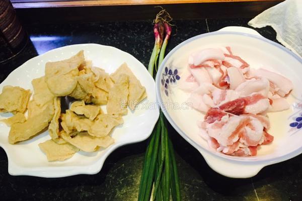 五花肉焖炸豆腐的做法图解1