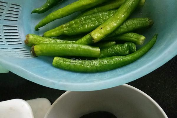 烧辣椒皮蛋的做法图解1