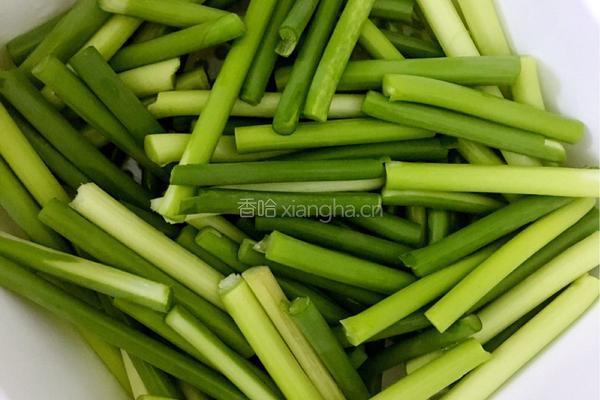 蒜苔炒腊肠的做法图解1