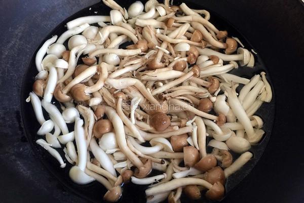 彩椒炒双菇的做法图解3