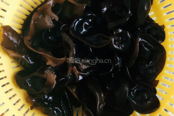 洋葱拌木耳的做法图解3