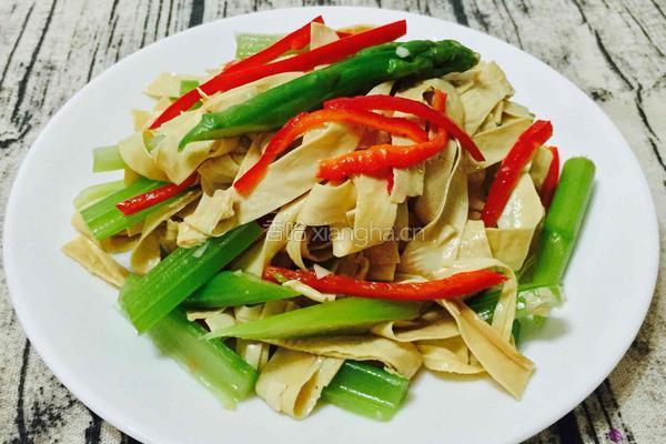 凉拌芦笋西芹豆腐皮的做法图解8