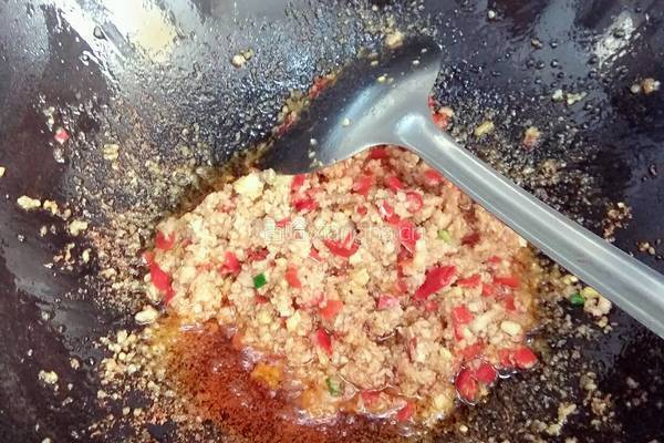 金针菇蒸红剁椒肉沫的做法图解3