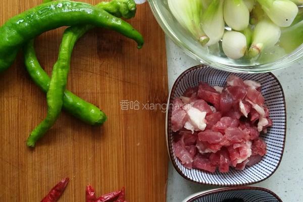 家常荞头炒肉的做法图解1
