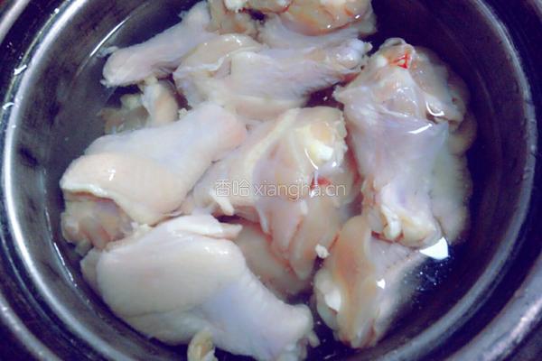 土豆鲍菇烧鸡翅根的做法图解1