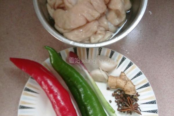 双椒炒肥肠的做法图解1
