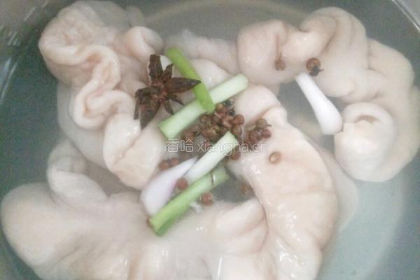 双椒炒肥肠的做法图解2