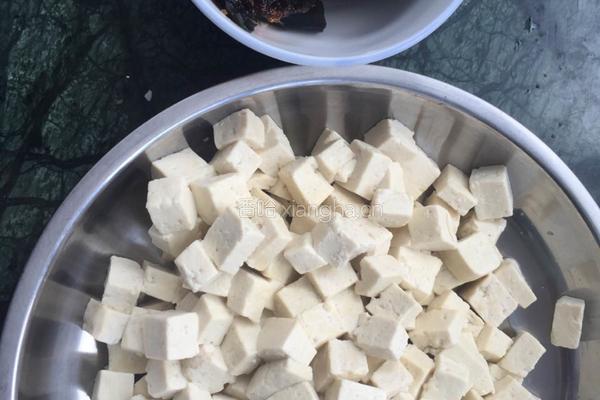 皮蛋豆腐的做法图解1