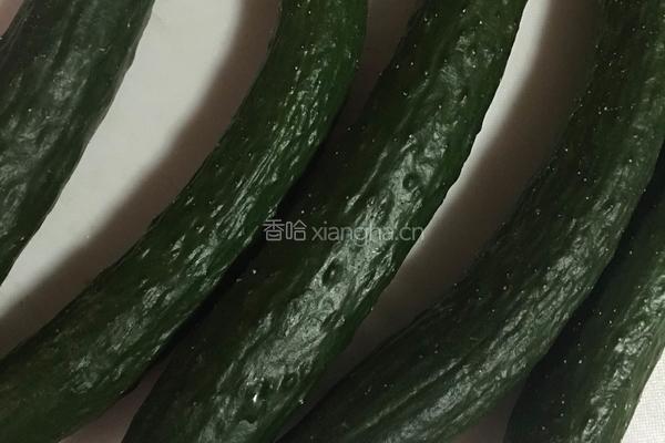 秘制腌黄瓜的做法图解1