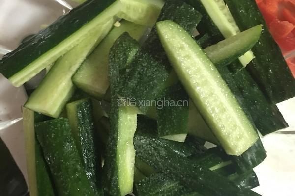 秘制腌黄瓜的做法图解2