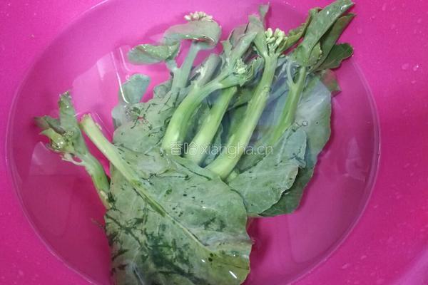 猪油渣炒芥兰的做法图解1
