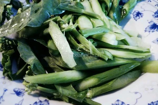猪油渣炒芥兰的做法图解2