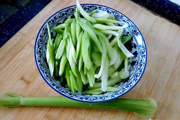 西芹百合炒虾球的做法图解1