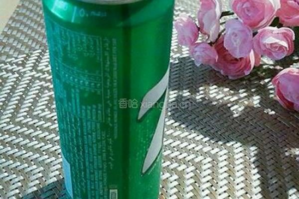 花朵水果冰雪碧特饮的做法图解2