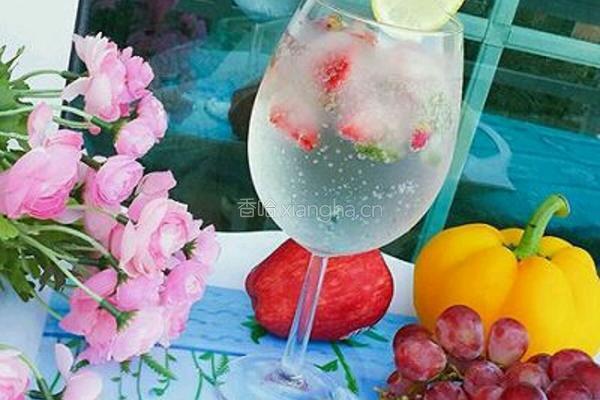 花朵水果冰雪碧特饮的做法图解12