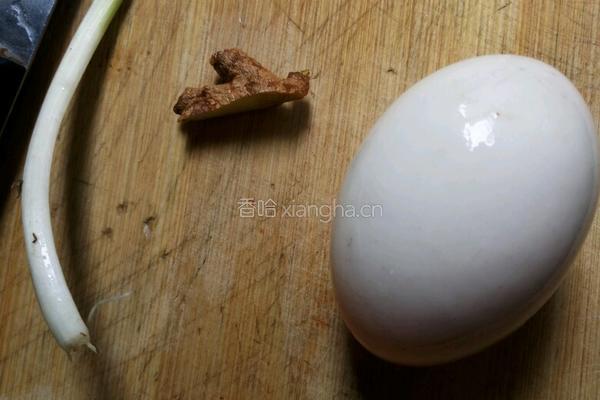 麻辣咸鸭蛋的做法图解1