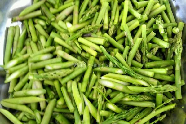 芦笋炒肉的做法图解1