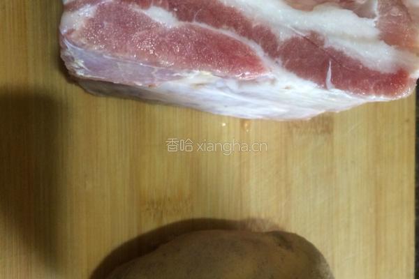 土豆红烧肉的做法图解1
