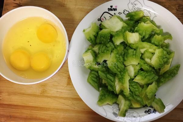 苦瓜炒鸡蛋的做法图解1