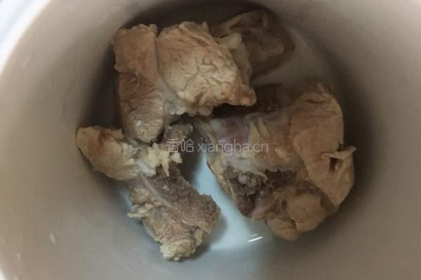 龙骨牛奶根汤的做法图解1