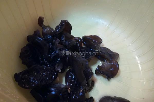 鸡汁木耳烩白菜的做法图解2
