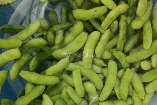 蓝调盐水煮毛豆的做法图解1