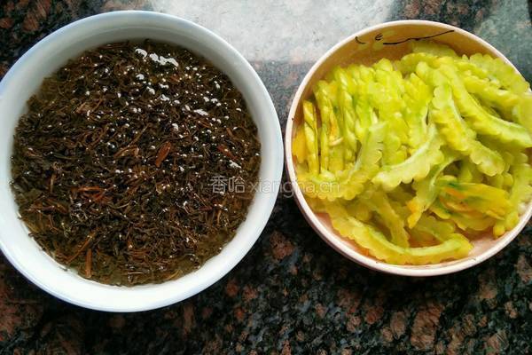 苦瓜酸菜汤的做法图解1