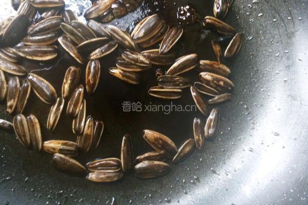 焦红糖瓜子的做法图解4