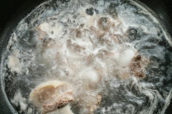 大骨头炖土豆的做法图解1