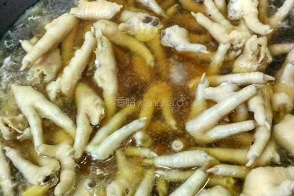 蒜香酸辣鸡脚的做法图解3