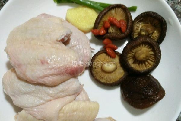 香菇蒸鸡翅的做法图解1